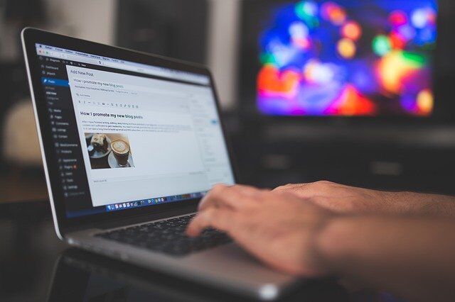 man copywriting a blog post on wordpress